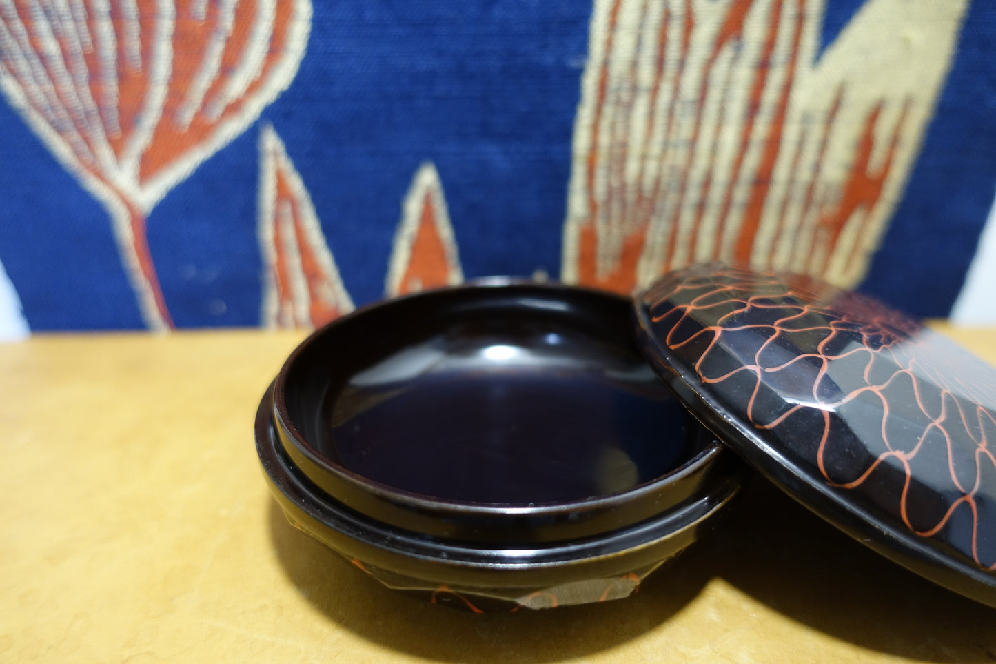 1026 Incense Case Lacquerware "Fishnet Patterns"
