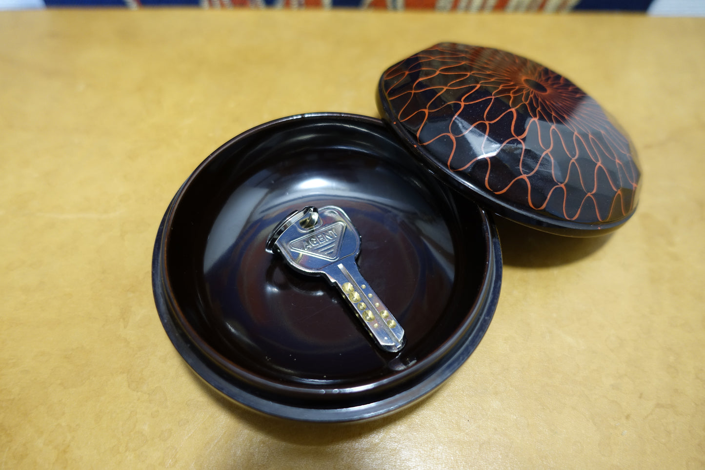 1026 Incense Case Lacquerware "Fishnet Patterns"
