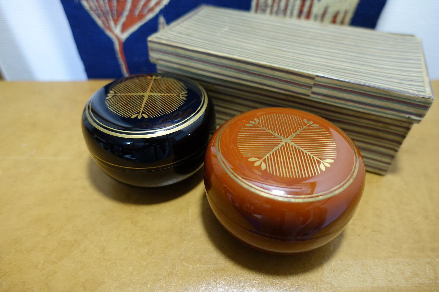 1027 Pair Lacquerwares "vermilion and sable black"