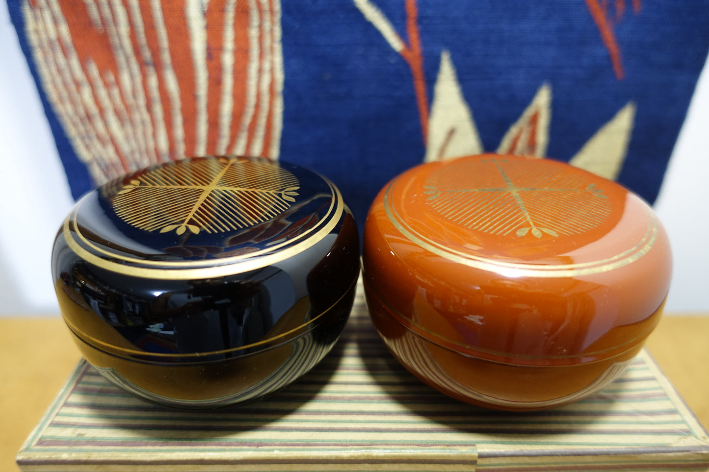 1027 Pair Lacquerwares "vermilion and sable black"
