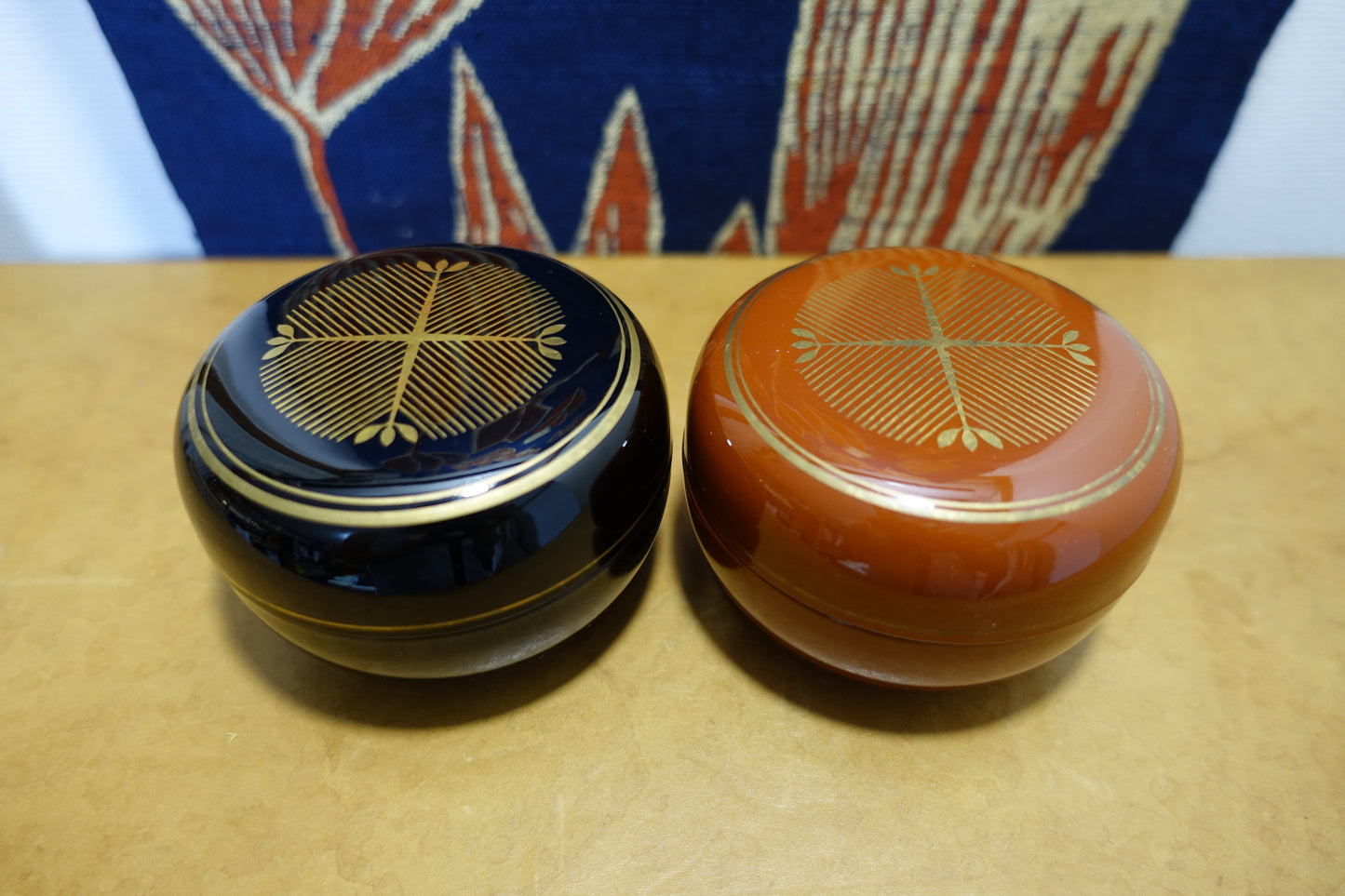 1027 Pair Lacquerwares "vermilion and sable black"