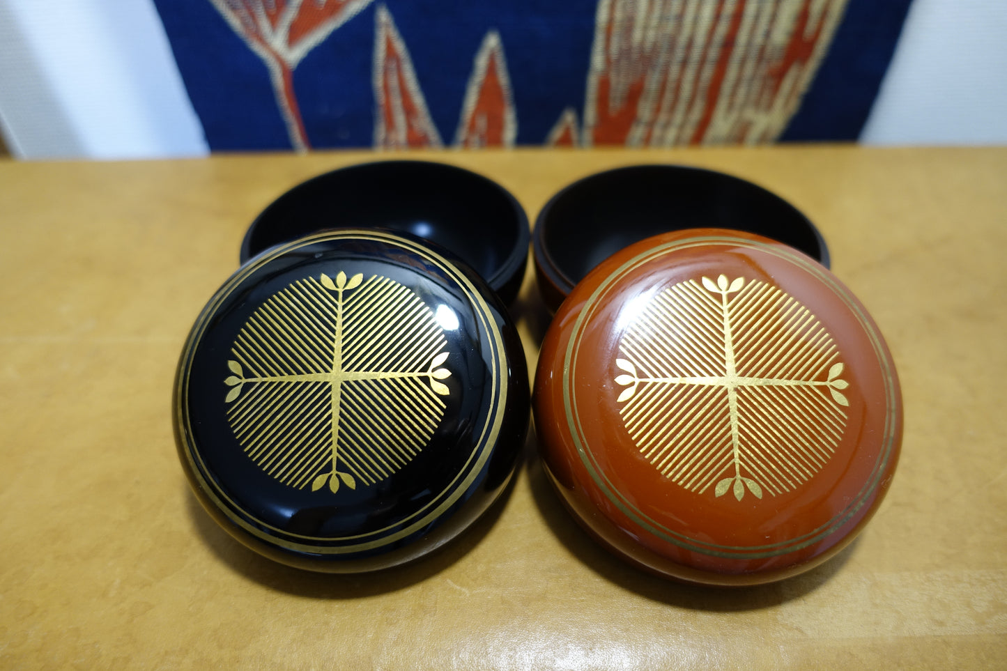 1027 Pair Lacquerwares "vermilion and sable black"